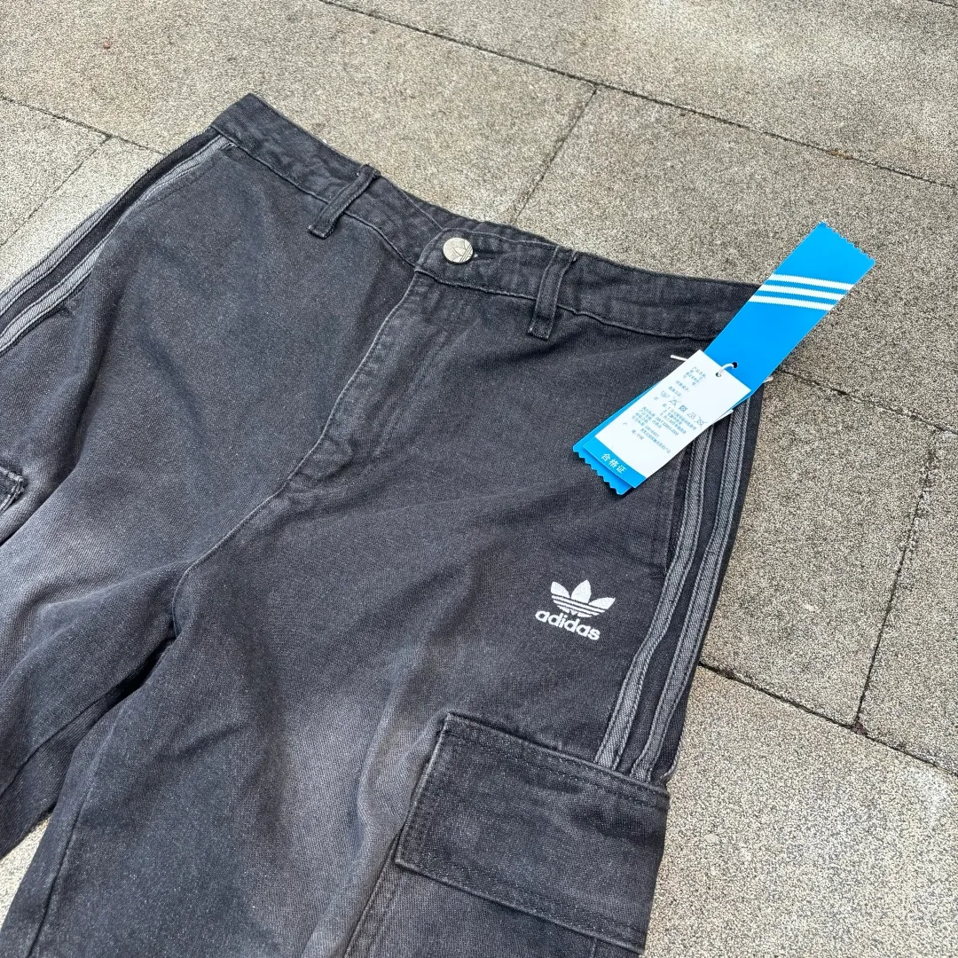 𝟭𝟬𝟰𝟵𝟲# Exclusive real shot/difference between various stolen pictures and online version on the market [𝗮𝗱𝗶𝗱𝗮𝘀 Clover three-stripe workwear embroidery𝗹𝗼𝗴𝗼 jeans] Retro cool ceiling, one pant to confer gods/Versatile men and women Same Style ✅Full set of 1:1 customized accessories ➕Customized three-label ➕𝗬𝘂𝗮𝗻 version hangtag ➕𝗹𝗼𝗴𝗼 packaging bag🔥 ➕Scan the tag to enter the official website. ✅Top Original version, ins Xiaohongshu Getwu Kuaishou and many bloggers wear it. 💥 Weld sports genes and workwear aesthetics together! This pair of clover pants can be worn all year round. ✅ Classic clover is full of DNA. The iconic three stripes + White clover logo on the side are full of retro feeling and full of recognition. At a glance, you can see the high-end feeling of Adidas, and the trendy identity is directly sealed. ✅ Workwear + denim double buff superposition, heavy denim fabric + three-dimensional large pocket workwear design, stiff and stylish without collapse, Wear-Resistant, with a retro feel as you wear it, and an American street feel. ✅ The fairy wide-leg version, the king of hiding fat and slimming. High waist + slightly wide straight cut, perfectly modify the leg shape, pear-shaped body, thick legs stars are directly welded to the body! Your legs will become 30 to 70 minutes longer in seconds, and you will feel relaxed when walking. ✅ Full of details, high quality, neat open stitching, three-dimensional multi-pocket design, practical and stylish; complete original tags, restored Authentic details, full of upper body comfort, suitable for daily commuting, going out on the street, and going out on the street. ⭕The high version of the best products🐮is different from the junk products in the market🗯️The same picture but different prices means different versions. ❌Don’t be fooled by the same copywriters and pirated pictures from outside that mix and distribute high-luxury pictures at low prices. After comparing the quality, you will know where the gap is. Don’t lie. I don’t guarantee that my products are the cheapest, but I definitely guarantee that they are worth every penny of your hard-earned money! ‼ ️We don’t slash prices or lower prices, we supply products with heart and only make high-end versions!!! Breasts Jimei must see the details of my home clearly, the pictures of my home are all taken by the owner himself❤️ Color: Black Size: S-2XL